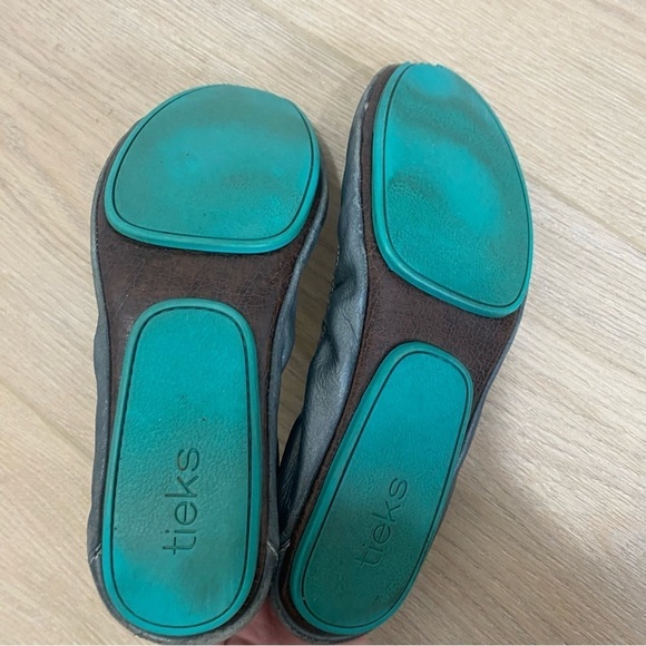 Tieks Metallic Pewter Silver Leather Slip On Ballet Flats Shoes - Picture 5 of 7